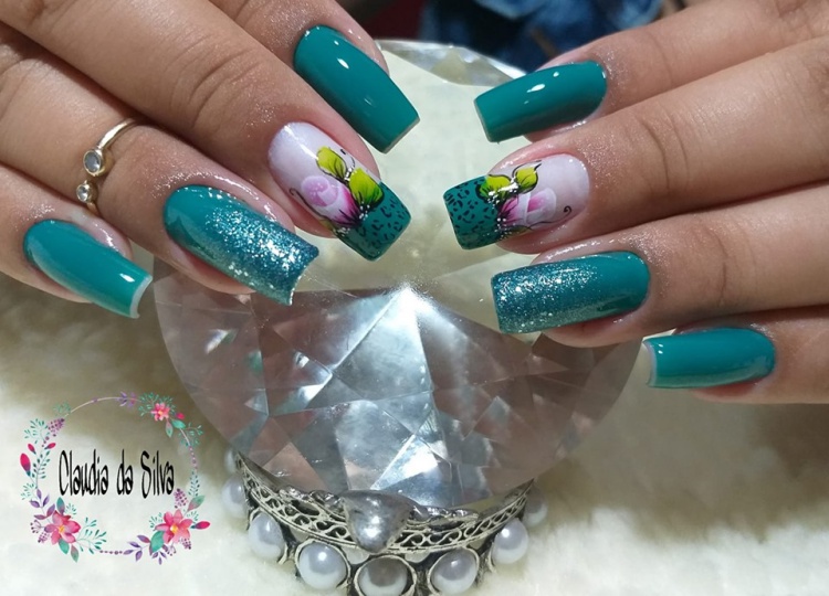 Unhas com esmalte Verde