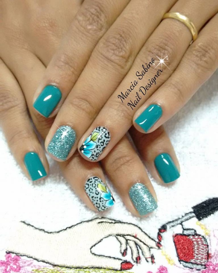 Unhas com esmalte Verde