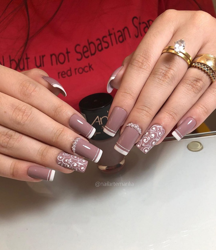 Unhas decoradas com Joias