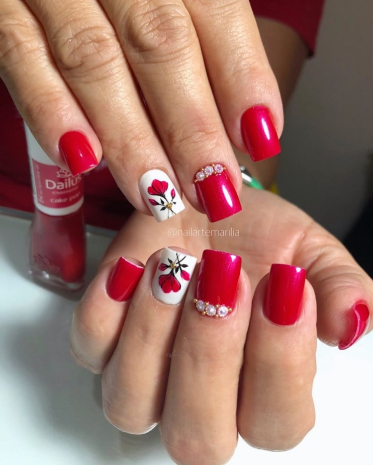 Unhas decoradas com Joias