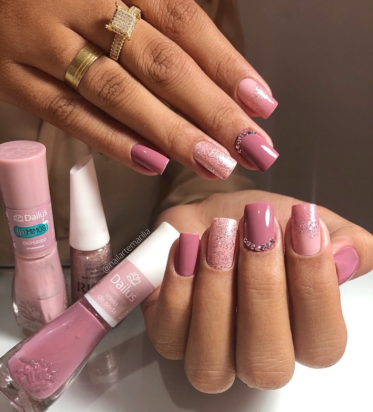 Unhas decoradas com Joias