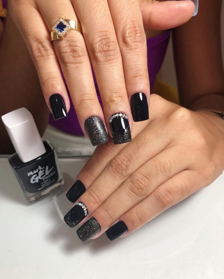 Unhas decoradas com Joias