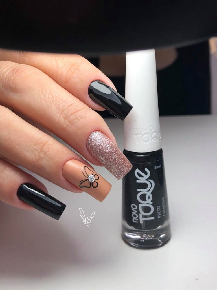 Unhas decoradas com Joias