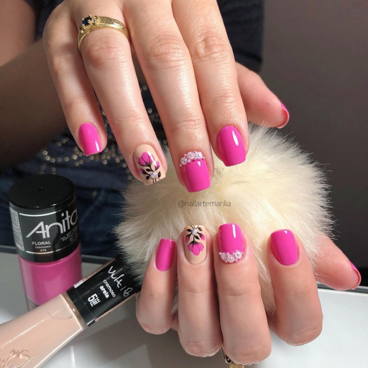 Unhas decoradas com Joias