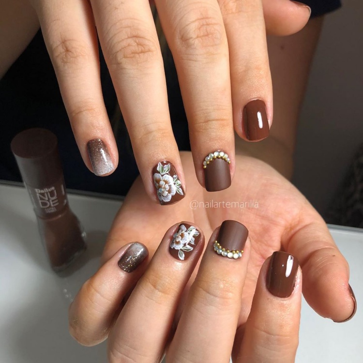 Unhas decoradas com Joias