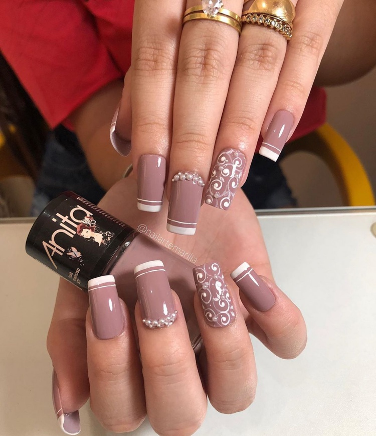 Unhas decoradas com Joias