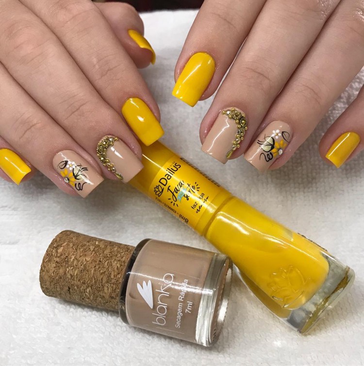 20 Unhas decoradas com esmalte amarelo, veja as melhores inspirações