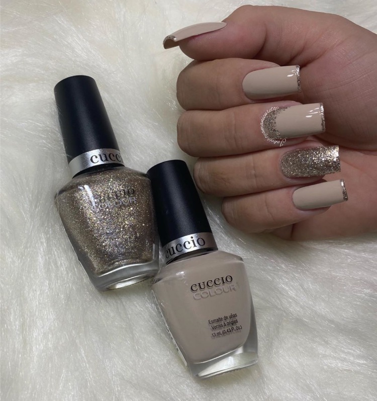 Unhas com esmalte Glitter