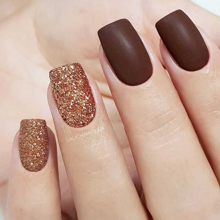 Unhas com esmalte Glitter