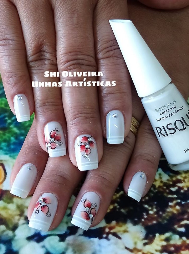 Unhas francesinhas com joias