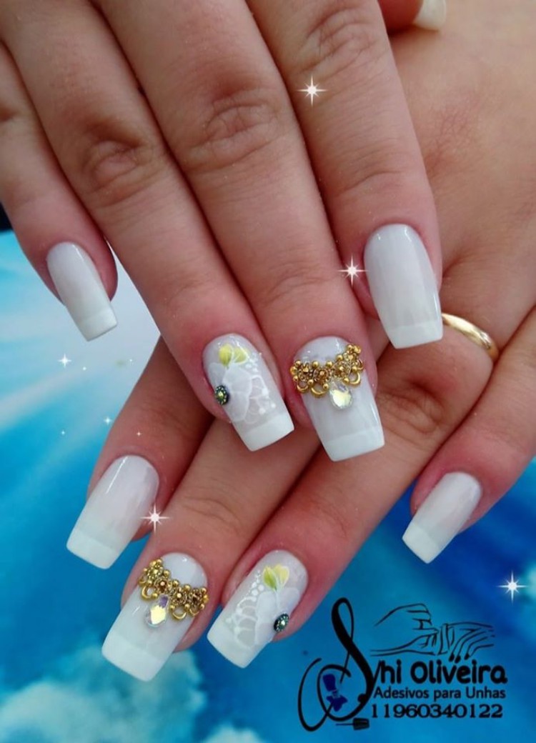 Unhas francesinhas com joias