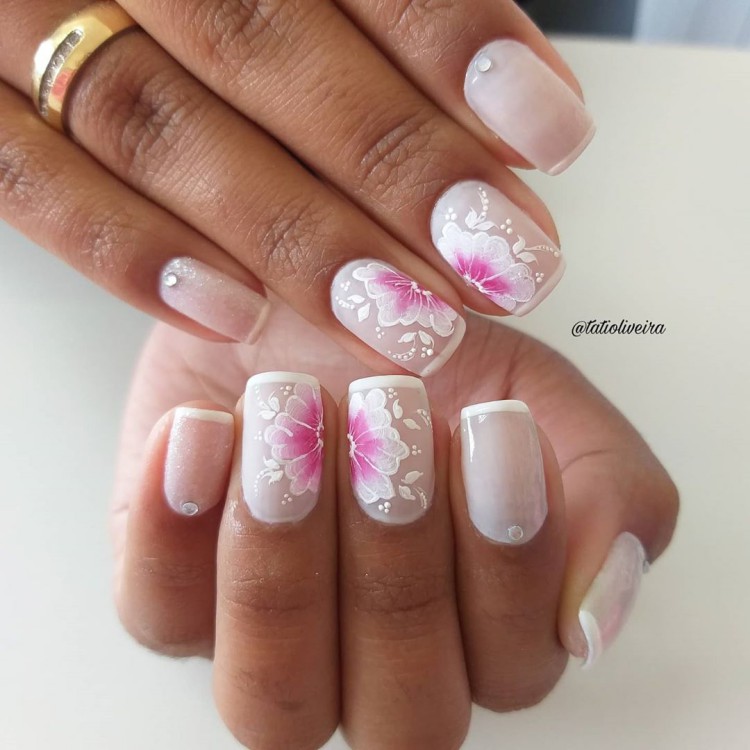 Unhas francesinhas com joias