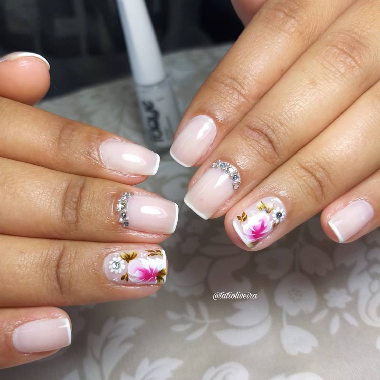 Unhas francesinhas com joias