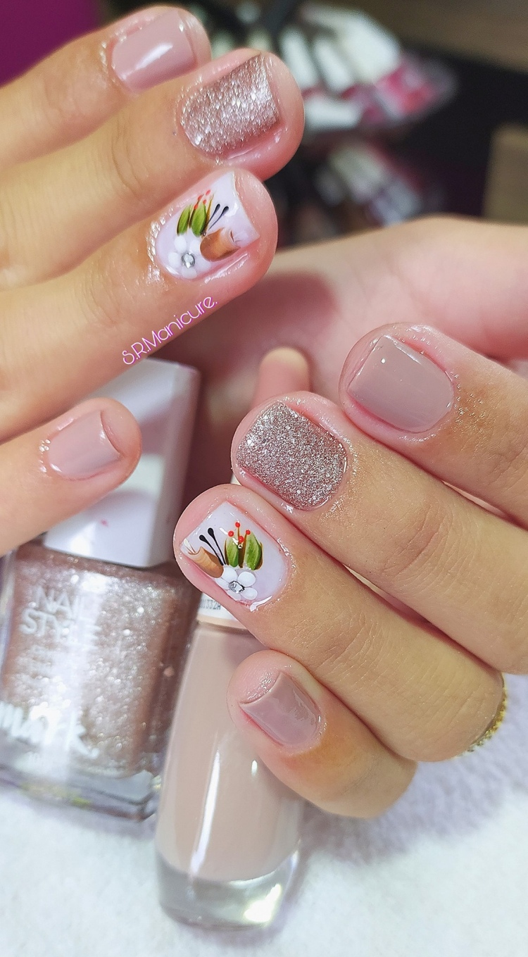 Unhas com desenhos delicados